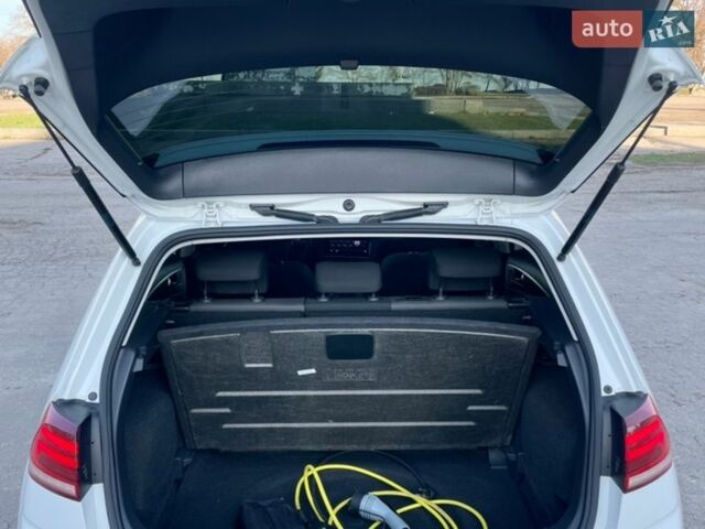 Белый Фольксваген e-Golf, объемом двигателя 0 л и пробегом 121 тыс. км за 11900 $, фото 10 на Automoto.ua