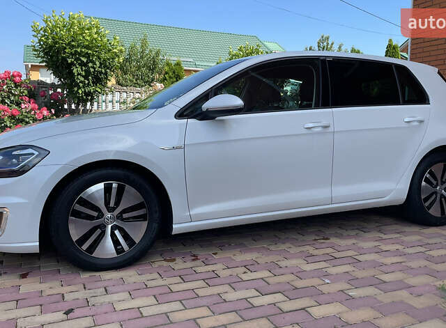 Белый Фольксваген e-Golf, объемом двигателя 0 л и пробегом 90 тыс. км за 14699 $, фото 12 на Automoto.ua