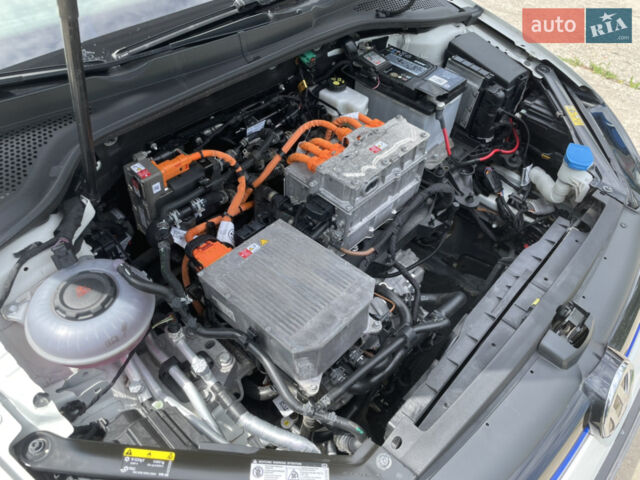 Белый Фольксваген e-Golf, объемом двигателя 0 л и пробегом 142 тыс. км за 13999 $, фото 16 на Automoto.ua
