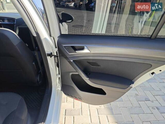 Білий Фольксваген e-Golf, об'ємом двигуна 0 л та пробігом 96 тис. км за 13150 $, фото 15 на Automoto.ua