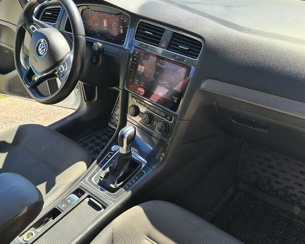 Белый Фольксваген e-Golf, объемом двигателя 0 л и пробегом 136 тыс. км за 19500 $, фото 17 на Automoto.ua