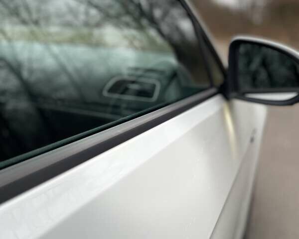 Білий Фольксваген e-Golf, об'ємом двигуна 0 л та пробігом 154 тис. км за 13200 $, фото 21 на Automoto.ua