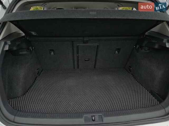 Белый Фольксваген e-Golf, объемом двигателя 0 л и пробегом 101 тыс. км за 12499 $, фото 21 на Automoto.ua