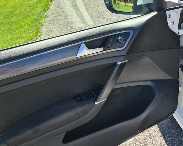 Белый Фольксваген e-Golf, объемом двигателя 0 л и пробегом 136 тыс. км за 19500 $, фото 15 на Automoto.ua