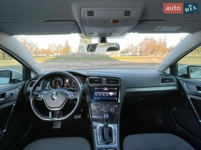 Белый Фольксваген e-Golf, объемом двигателя 0 л и пробегом 121 тыс. км за 11900 $, фото 16 на Automoto.ua