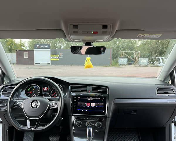 Білий Фольксваген e-Golf, об'ємом двигуна 0 л та пробігом 140 тис. км за 12500 $, фото 35 на Automoto.ua