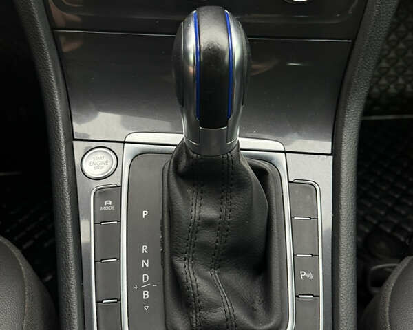 Белый Фольксваген e-Golf, объемом двигателя 0 л и пробегом 97 тыс. км за 11555 $, фото 24 на Automoto.ua