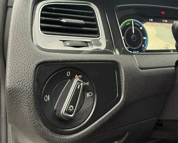 Белый Фольксваген e-Golf, объемом двигателя 0 л и пробегом 97 тыс. км за 11555 $, фото 45 на Automoto.ua