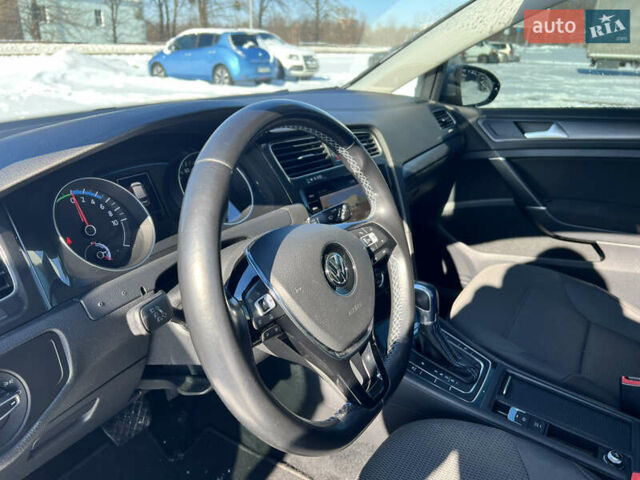 Белый Фольксваген e-Golf, объемом двигателя 0 л и пробегом 117 тыс. км за 11700 $, фото 13 на Automoto.ua