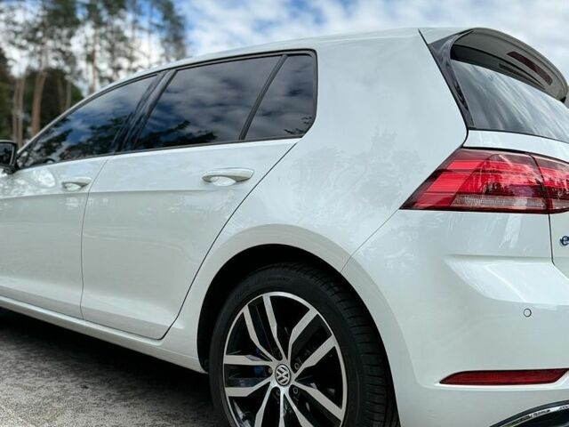 Белый Фольксваген e-Golf, объемом двигателя 0 л и пробегом 116 тыс. км за 14100 $, фото 7 на Automoto.ua