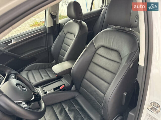 Белый Фольксваген e-Golf, объемом двигателя 0 л и пробегом 84 тыс. км за 14200 $, фото 60 на Automoto.ua