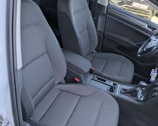 Белый Фольксваген e-Golf, объемом двигателя 0 л и пробегом 82 тыс. км за 13990 $, фото 20 на Automoto.ua