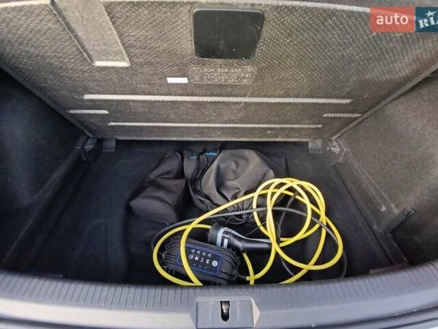 Белый Фольксваген e-Golf, объемом двигателя 0 л и пробегом 130 тыс. км за 13200 $, фото 17 на Automoto.ua