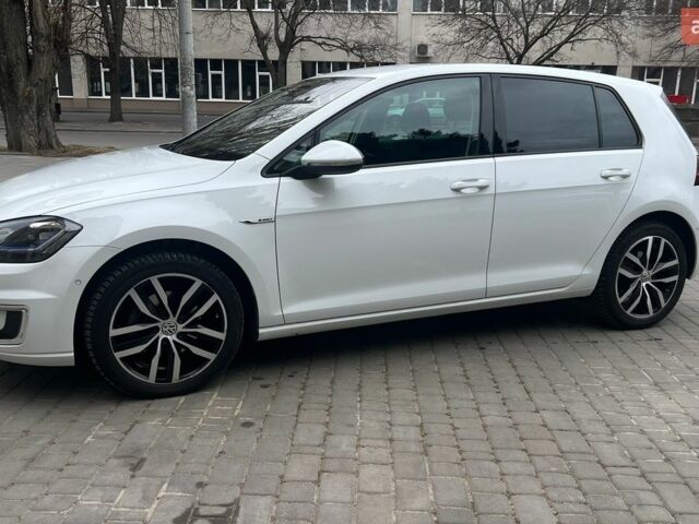 Белый Фольксваген e-Golf, объемом двигателя 0 л и пробегом 182 тыс. км за 13000 $, фото 13 на Automoto.ua