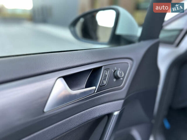 Белый Фольксваген e-Golf, объемом двигателя 0 л и пробегом 61 тыс. км за 14500 $, фото 20 на Automoto.ua