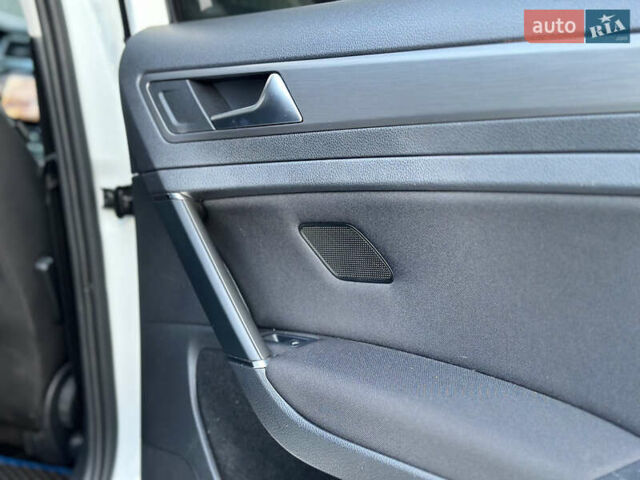 Белый Фольксваген e-Golf, объемом двигателя 0 л и пробегом 61 тыс. км за 14500 $, фото 30 на Automoto.ua