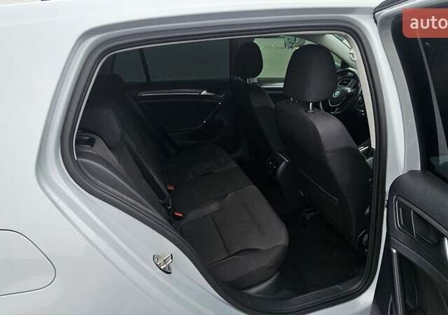 Белый Фольксваген e-Golf, объемом двигателя 0 л и пробегом 124 тыс. км за 13500 $, фото 25 на Automoto.ua