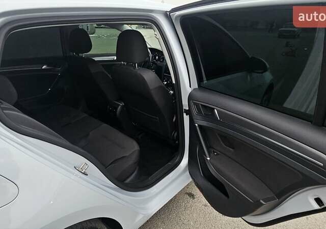 Белый Фольксваген e-Golf, объемом двигателя 0 л и пробегом 124 тыс. км за 13500 $, фото 24 на Automoto.ua