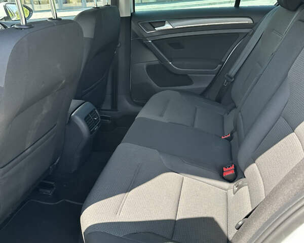 Белый Фольксваген e-Golf, объемом двигателя 0 л и пробегом 126 тыс. км за 12700 $, фото 12 на Automoto.ua