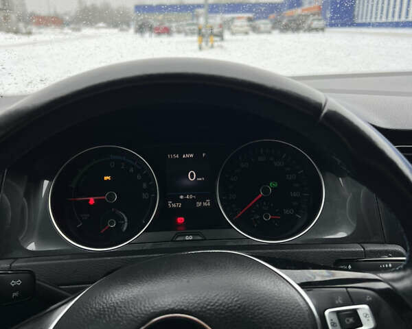 Белый Фольксваген e-Golf, объемом двигателя 0 л и пробегом 51 тыс. км за 17500 $, фото 19 на Automoto.ua