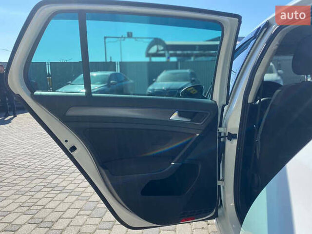 Белый Фольксваген e-Golf, объемом двигателя 0 л и пробегом 127 тыс. км за 15700 $, фото 18 на Automoto.ua