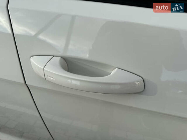 Белый Фольксваген e-Golf, объемом двигателя 0 л и пробегом 84 тыс. км за 14200 $, фото 28 на Automoto.ua