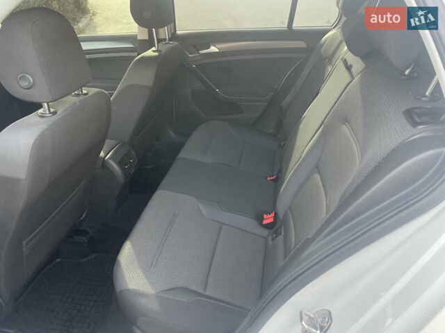 Белый Фольксваген e-Golf, объемом двигателя 0 л и пробегом 95 тыс. км за 13600 $, фото 7 на Automoto.ua