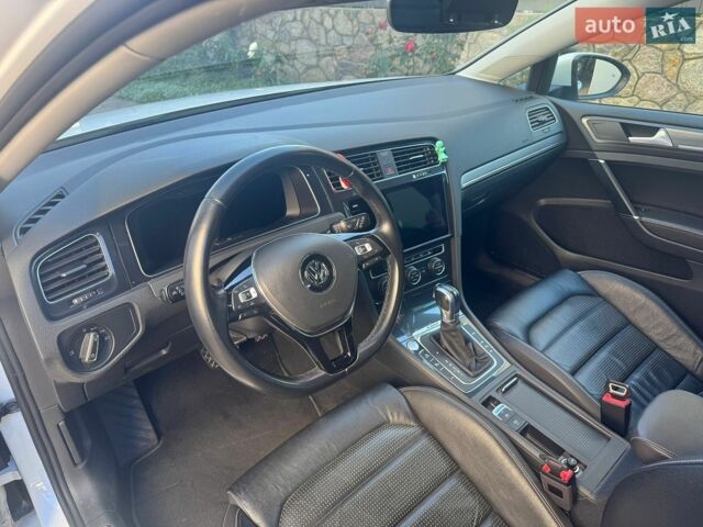 Белый Фольксваген e-Golf, объемом двигателя 0 л и пробегом 85 тыс. км за 15500 $, фото 18 на Automoto.ua