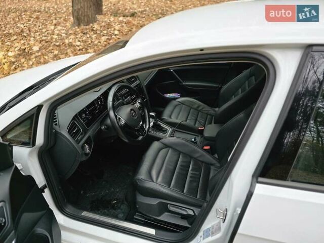 Белый Фольксваген e-Golf, объемом двигателя 0 л и пробегом 81 тыс. км за 14950 $, фото 9 на Automoto.ua