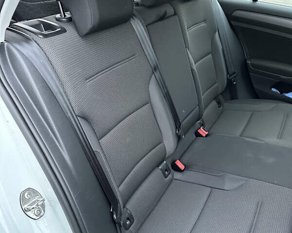 Белый Фольксваген e-Golf, объемом двигателя 0 л и пробегом 15 тыс. км за 23000 $, фото 11 на Automoto.ua