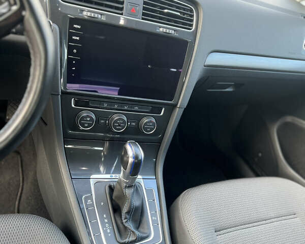 Белый Фольксваген e-Golf, объемом двигателя 0 л и пробегом 56 тыс. км за 13200 $, фото 29 на Automoto.ua