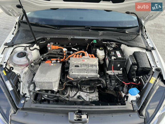 Белый Фольксваген e-Golf, объемом двигателя 0 л и пробегом 56 тыс. км за 13200 $, фото 42 на Automoto.ua