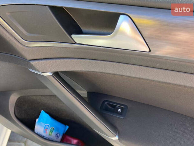 Белый Фольксваген e-Golf, объемом двигателя 0 л и пробегом 127 тыс. км за 15700 $, фото 26 на Automoto.ua