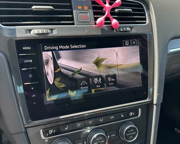 Белый Фольксваген e-Golf, объемом двигателя 0 л и пробегом 126 тыс. км за 12700 $, фото 9 на Automoto.ua