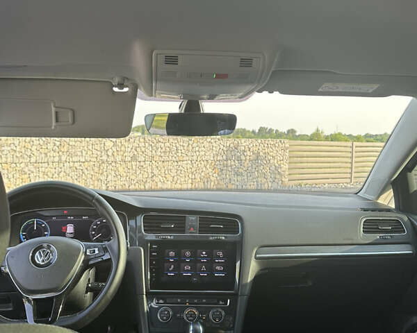 Белый Фольксваген e-Golf, объемом двигателя 0 л и пробегом 156 тыс. км за 12300 $, фото 10 на Automoto.ua