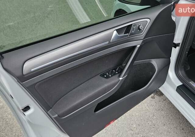 Белый Фольксваген e-Golf, объемом двигателя 0 л и пробегом 124 тыс. км за 13500 $, фото 17 на Automoto.ua