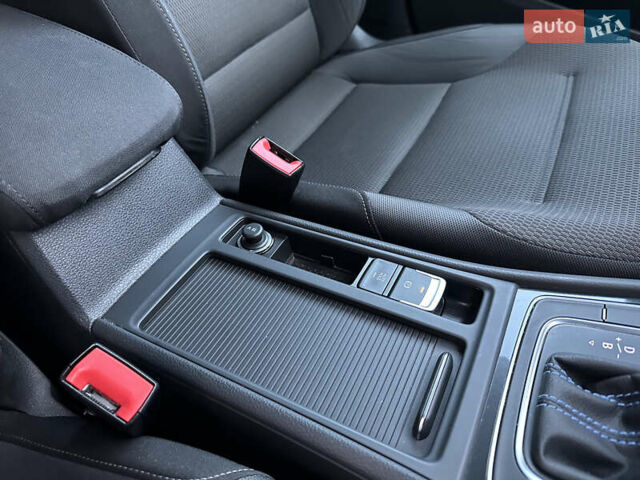 Белый Фольксваген e-Golf, объемом двигателя 0 л и пробегом 61 тыс. км за 14500 $, фото 34 на Automoto.ua