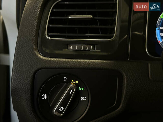 Білий Фольксваген e-Golf, об'ємом двигуна 0 л та пробігом 60 тис. км за 15490 $, фото 10 на Automoto.ua