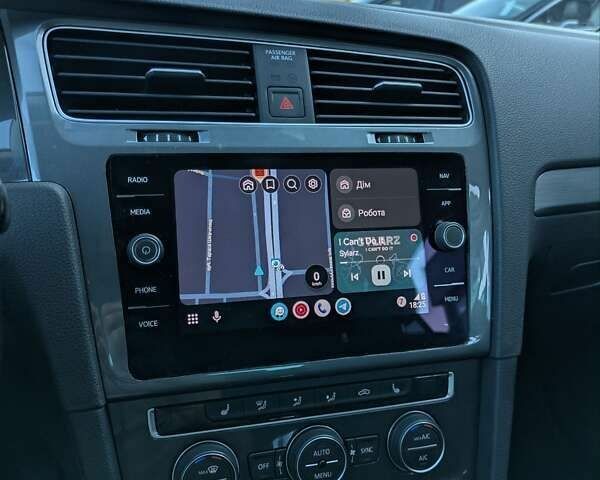 Белый Фольксваген e-Golf, объемом двигателя 0 л и пробегом 82 тыс. км за 13990 $, фото 22 на Automoto.ua