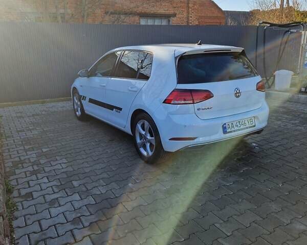 Белый Фольксваген e-Golf, объемом двигателя 0 л и пробегом 125 тыс. км за 13700 $, фото 1 на Automoto.ua