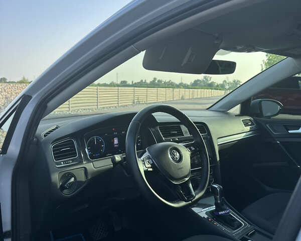 Белый Фольксваген e-Golf, объемом двигателя 0 л и пробегом 156 тыс. км за 12300 $, фото 3 на Automoto.ua