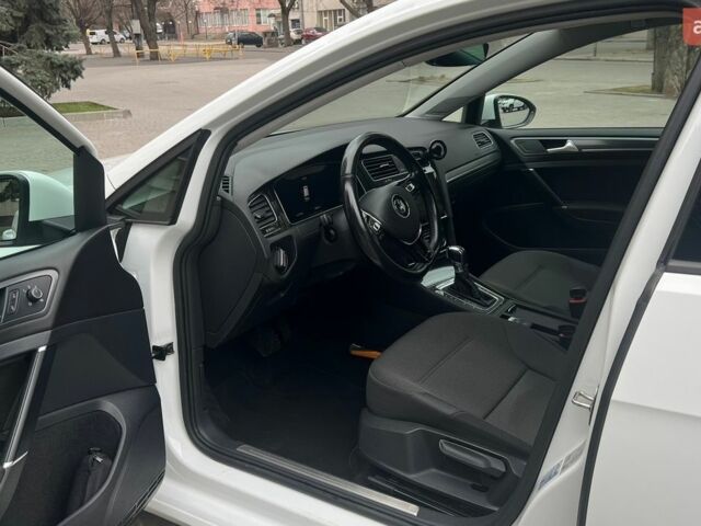 Белый Фольксваген e-Golf, объемом двигателя 0 л и пробегом 182 тыс. км за 13000 $, фото 5 на Automoto.ua
