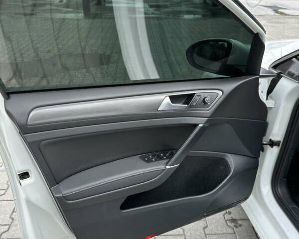 Белый Фольксваген e-Golf, объемом двигателя 0 л и пробегом 133 тыс. км за 13500 $, фото 15 на Automoto.ua