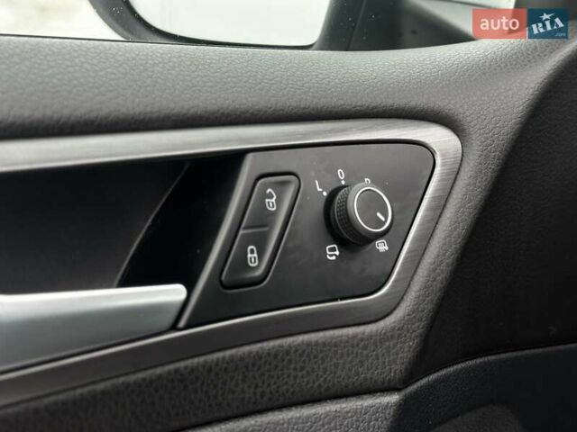 Белый Фольксваген e-Golf, объемом двигателя 0 л и пробегом 183 тыс. км за 12399 $, фото 23 на Automoto.ua