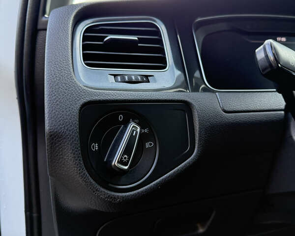 Белый Фольксваген e-Golf, объемом двигателя 0 л и пробегом 96 тыс. км за 15500 $, фото 22 на Automoto.ua