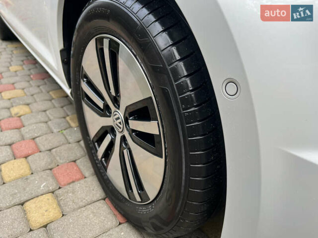Белый Фольксваген e-Golf, объемом двигателя 0 л и пробегом 137 тыс. км за 12999 $, фото 44 на Automoto.ua