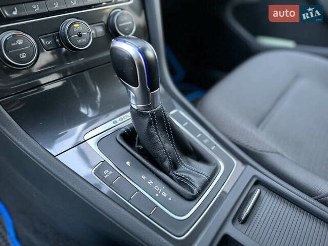 Белый Фольксваген e-Golf, объемом двигателя 0 л и пробегом 61 тыс. км за 14500 $, фото 39 на Automoto.ua