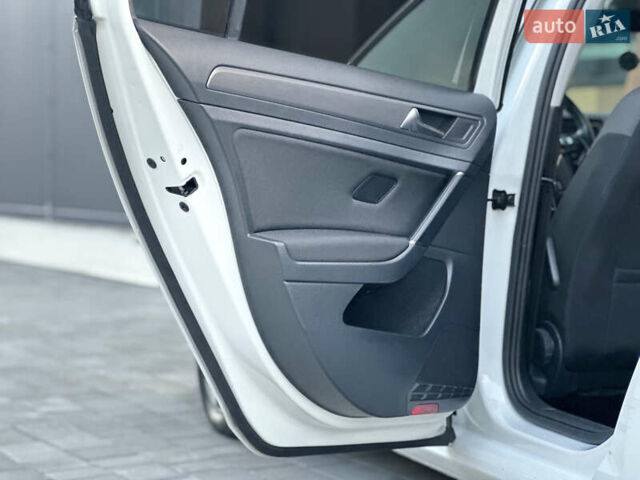 Белый Фольксваген e-Golf, объемом двигателя 0 л и пробегом 61 тыс. км за 14500 $, фото 23 на Automoto.ua