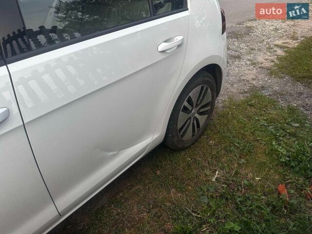 Белый Фольксваген e-Golf, объемом двигателя 0 л и пробегом 130 тыс. км за 12800 $, фото 4 на Automoto.ua
