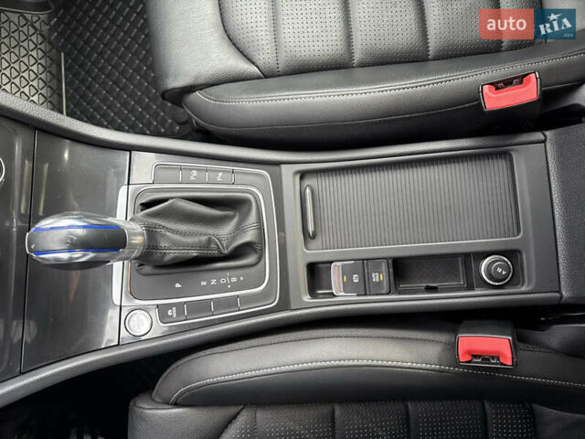 Белый Фольксваген e-Golf, объемом двигателя 0 л и пробегом 84 тыс. км за 14200 $, фото 50 на Automoto.ua